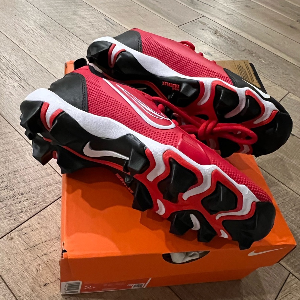 BRAND NEW BOYS CLEATS Size 2Y RED NIKE